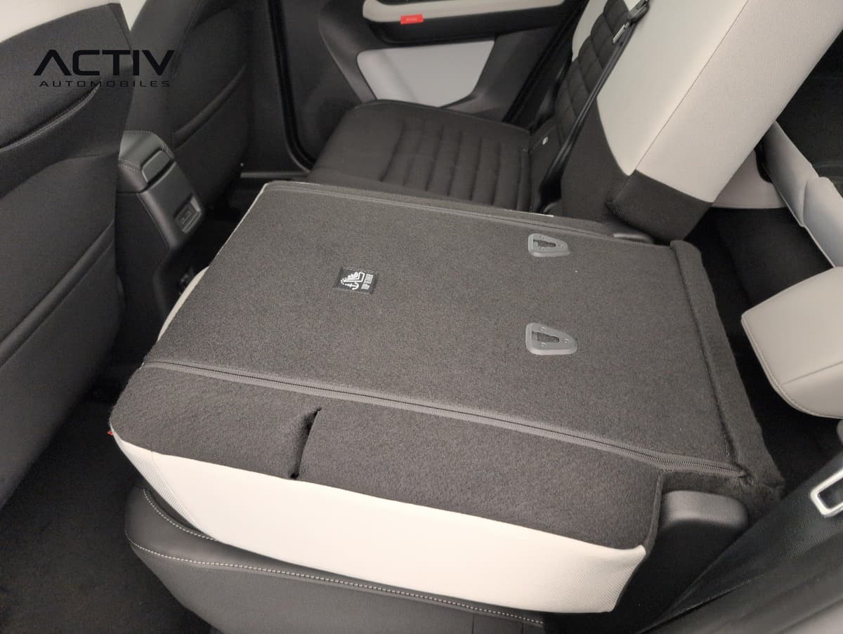 Citroën C3 Aircross : banquette arrière avec dossier rabattu, vue depuis la portière avant