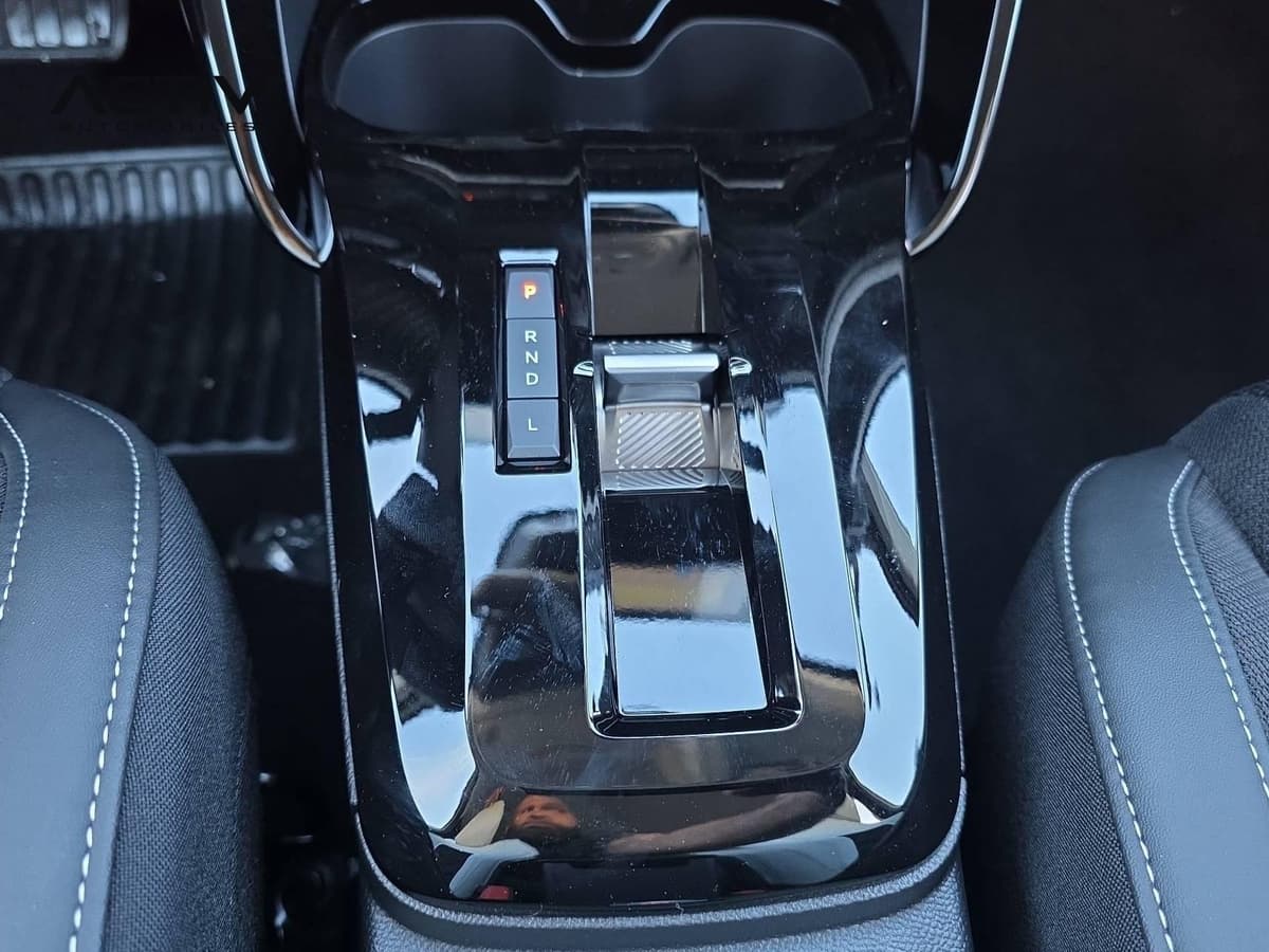 Citroën C3 Aircross : console centrale noir brillant avec sélecteur de boîte automatique