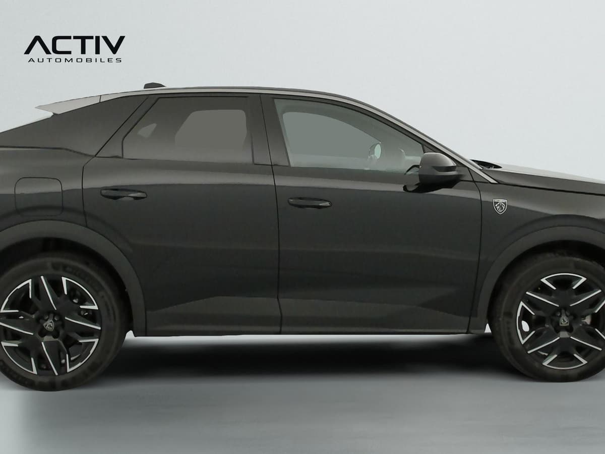 Peugeot 3008 : profil droit d'un SUV noir avec jantes alliage diamantées et toit contrasté