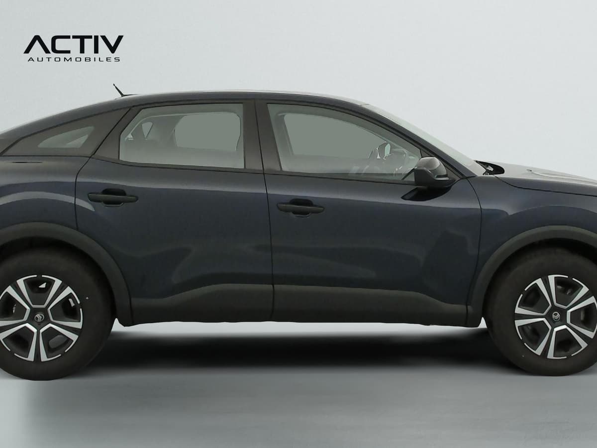 Citroën C4 : profil droit de la berline bleu foncé avec jantes alliage bicolores