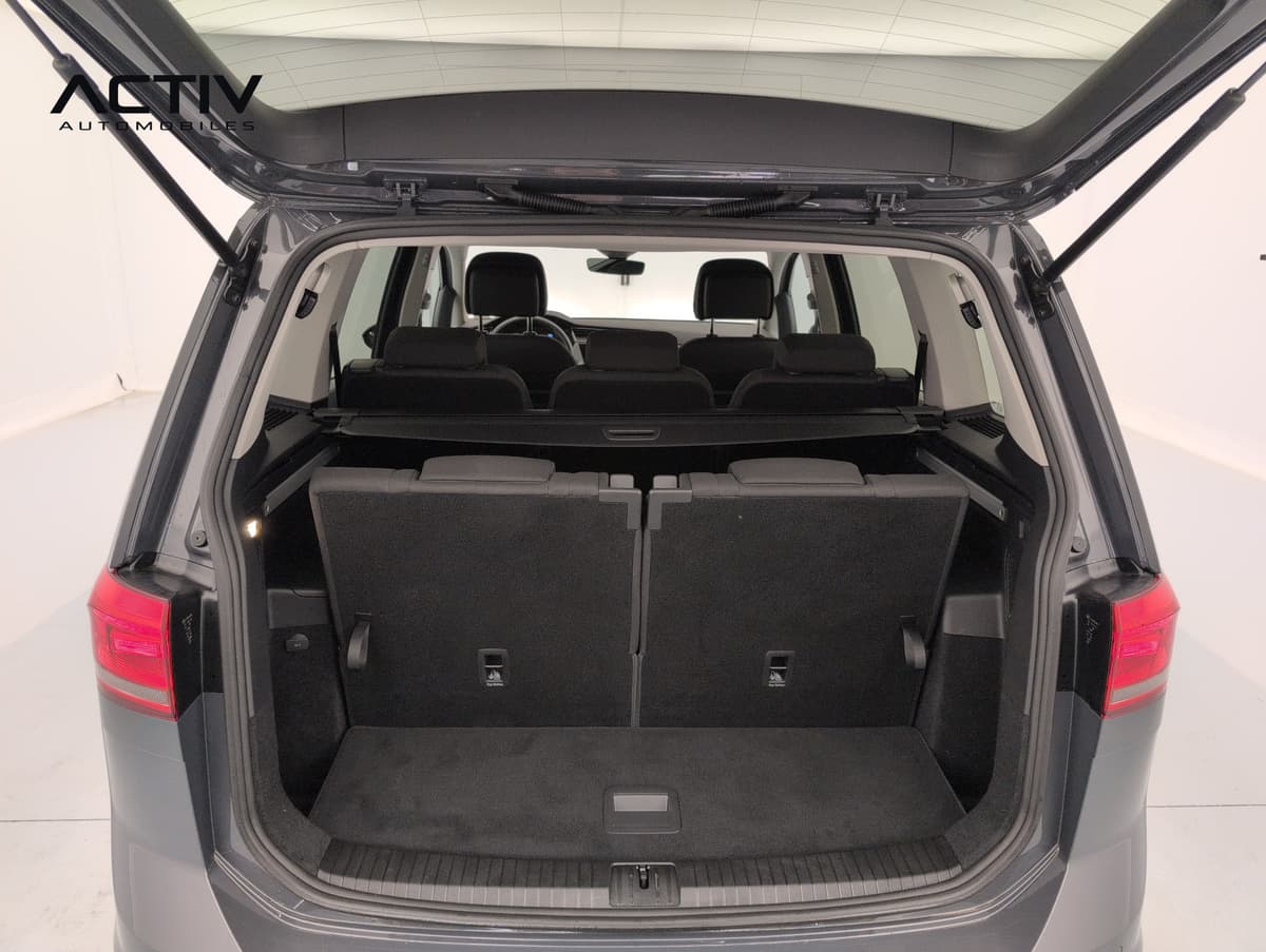 Volkswagen Touran : coffre ouvert avec troisième rangée relevée et cache-bagages tiré