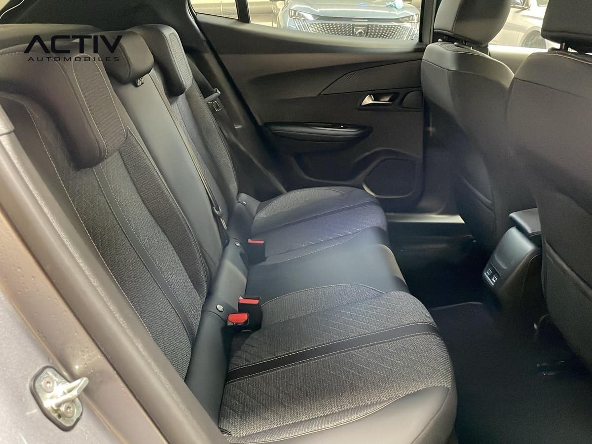 Peugeot 2008 : banquette arrière en tissu sombre vue par la portière ouverte