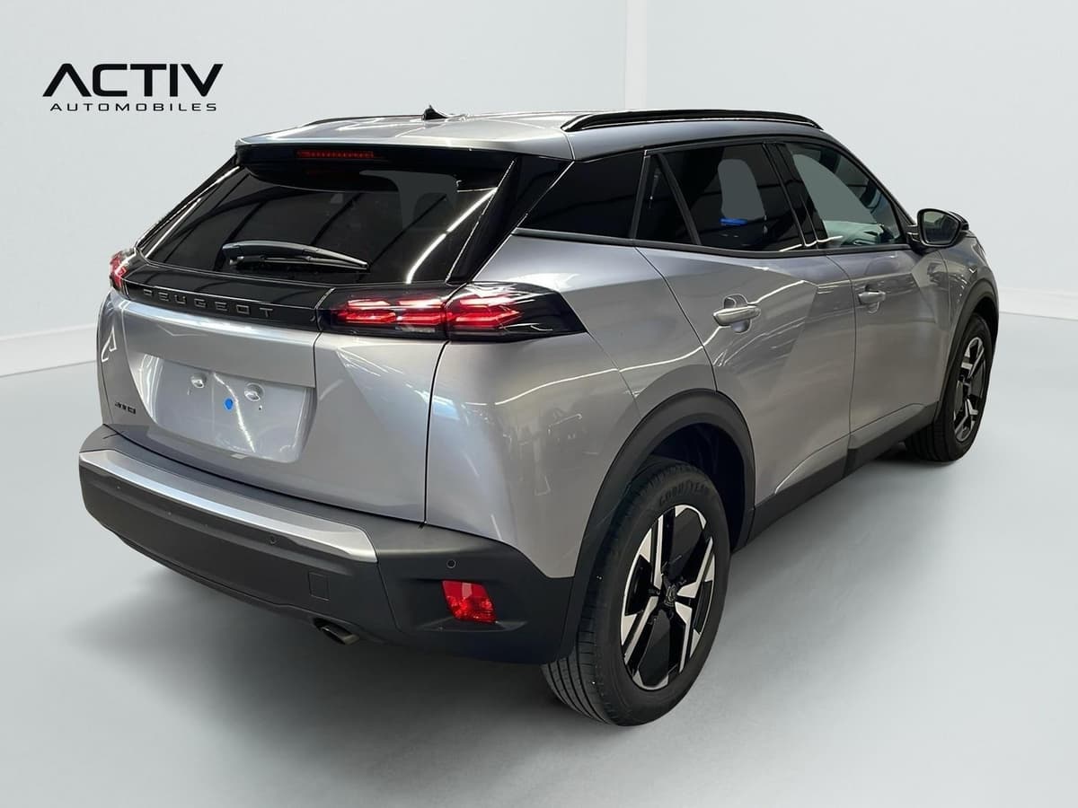 Peugeot 2008 : vue arrière trois quarts droit avec jantes alliage bicolores et feux à LED