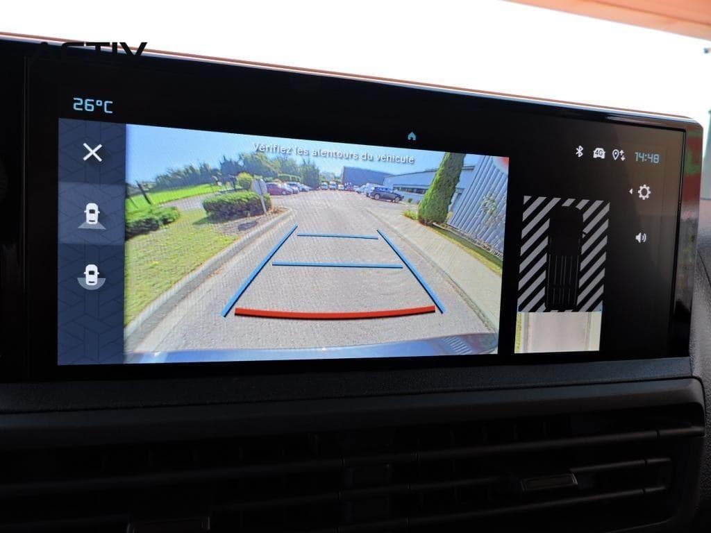 Citroën Jumpy Fourgon : image de la caméra de recul à l'écran avec lignes de guidage