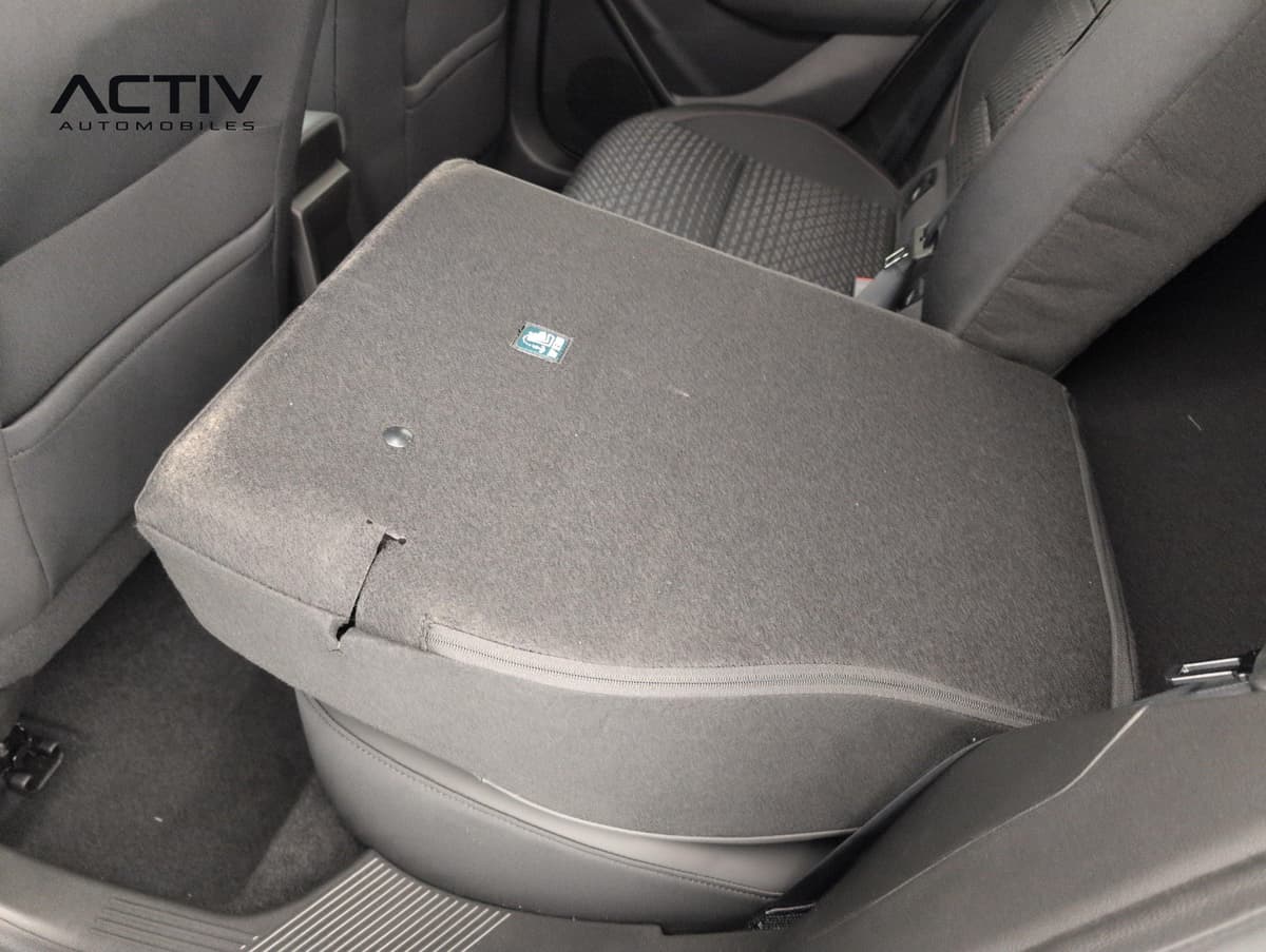 Renault Clio 6 : banquette arrière avec dossier rabattu et assise en tissu texturé