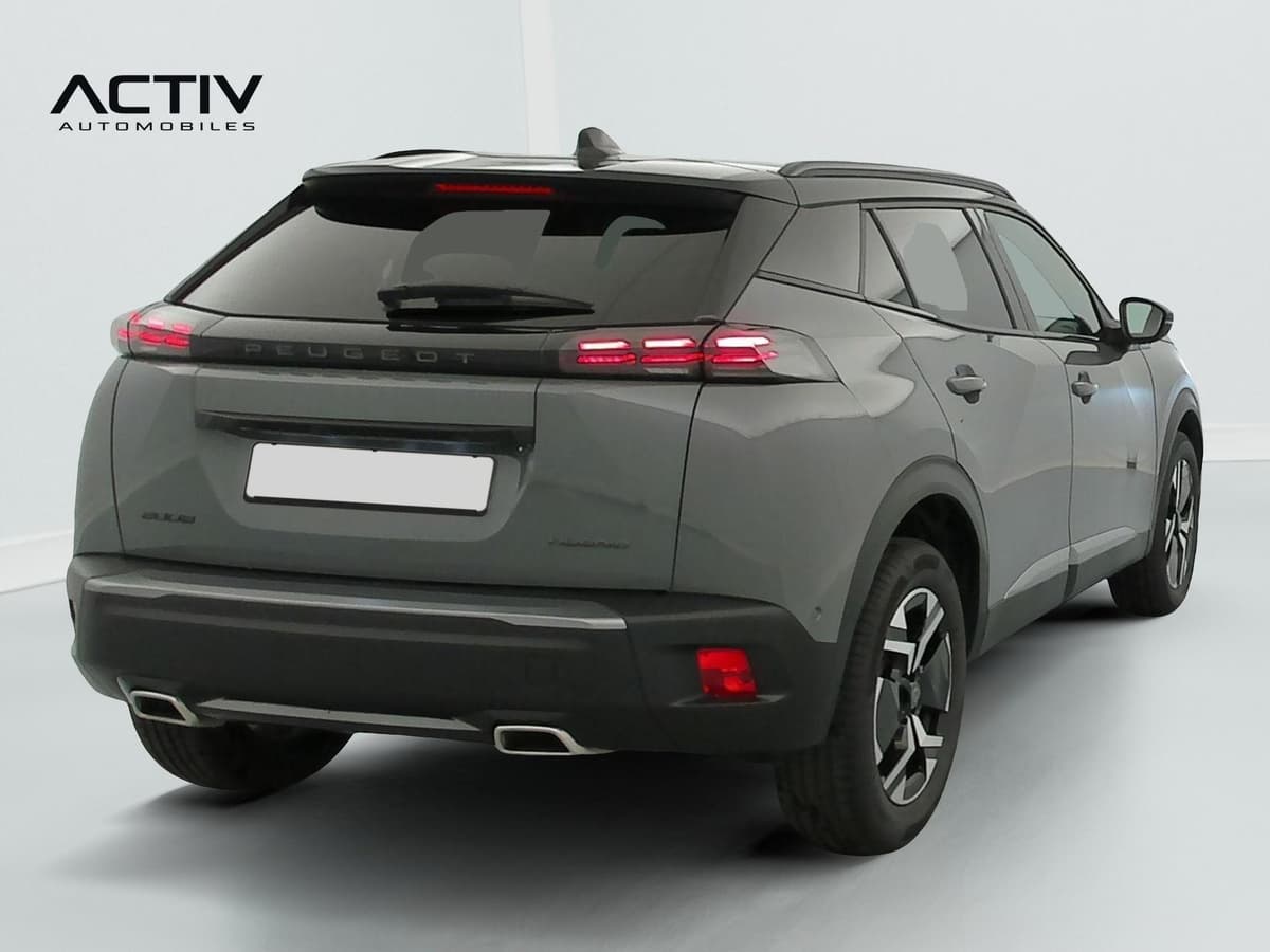 Peugeot 2008 : vue arrière trois quarts droit avec feux à trois griffes et double sortie d'échappement