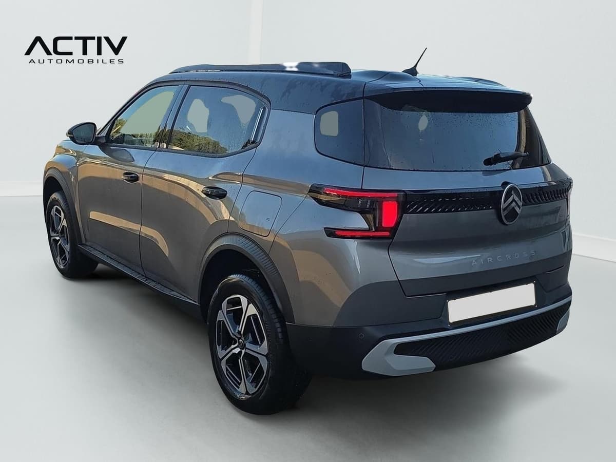 Citroën C3 Aircross : vue arrière trois quarts gauche, carrosserie grise et toit noir
