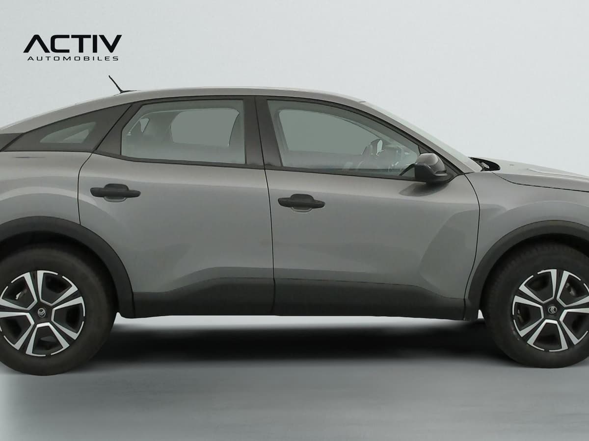 Citroën C4 : profil droit de la berline avec poignées de portes et enjoliveurs