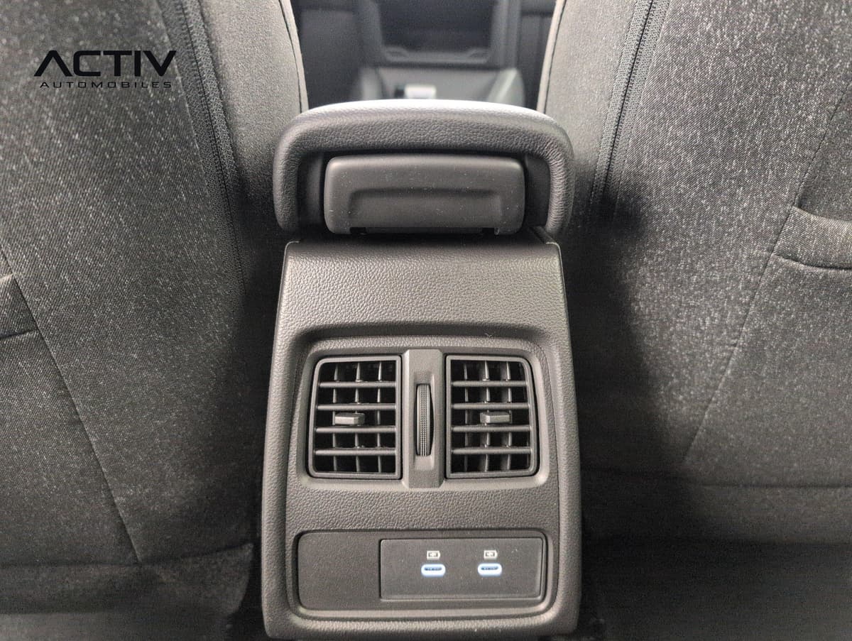 Renault Captur : console arrière avec deux aérations et deux prises USB-C entre les sièges
