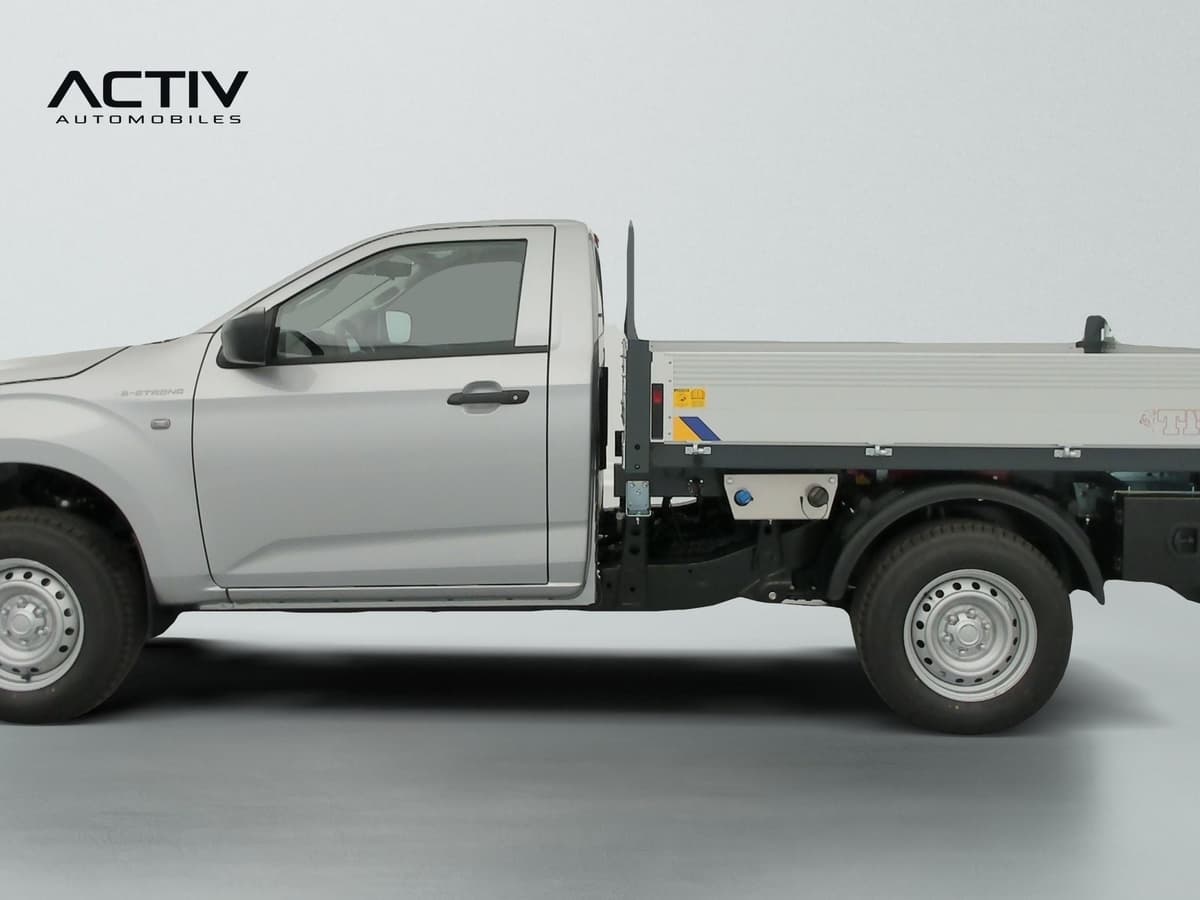 Isuzu D-MAX : profil gauche d'un pick-up cabine simple avec benne plateau et jantes acier