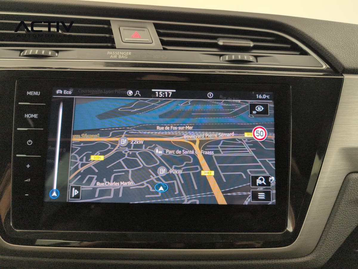 Volkswagen Touran : écran central tactile avec navigation cartographique et boutons latéraux