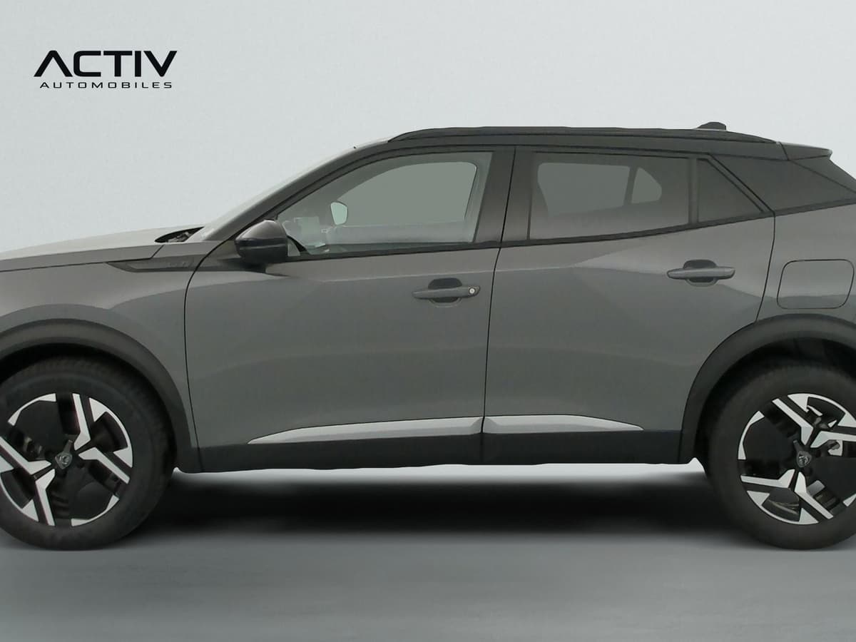 Peugeot 2008 : profil gauche du SUV gris avec toit noir et jantes bi-tons