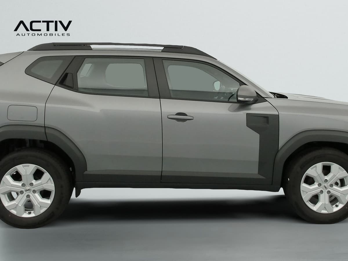 Dacia Duster : profil droit du SUV gris avec barres de toit et jantes alliage