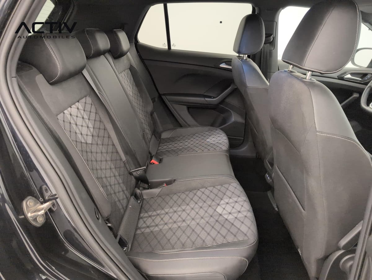Volkswagen T-cross : banquette arrière en tissu à motif losanges vue par la portière ouverte