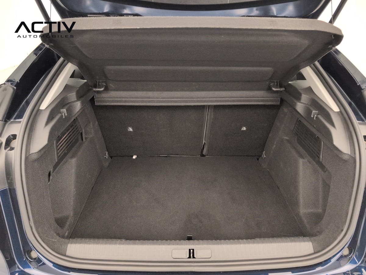 Citroën C4 : coffre ouvert avec moquette grise, tablette rigide et dossier de banquette fractionné