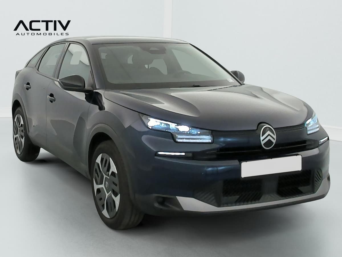 Citroën C4 : vue avant trois quarts droit avec projecteurs LED allumés et enjoliveurs bicolores