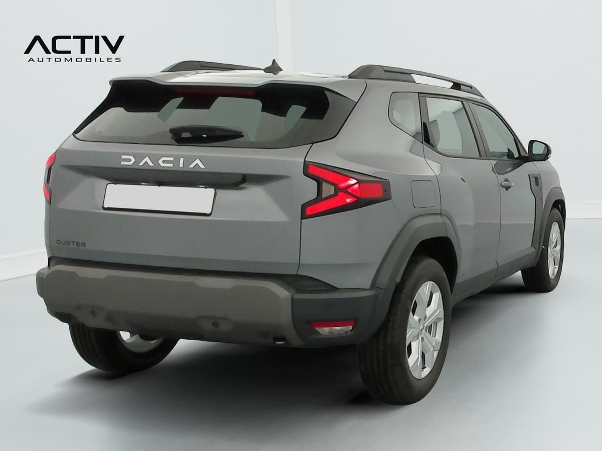 Dacia Duster : vue arrière trois quarts droit avec barres de toit et feux arrière