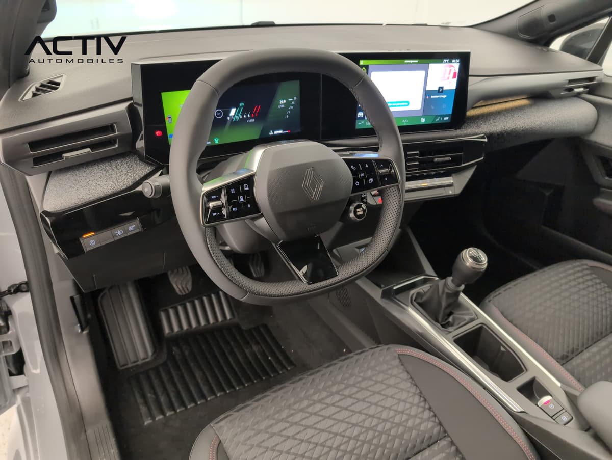 Renault Clio 6 : poste de conduite avec volant, double écran numérique et levier manuel