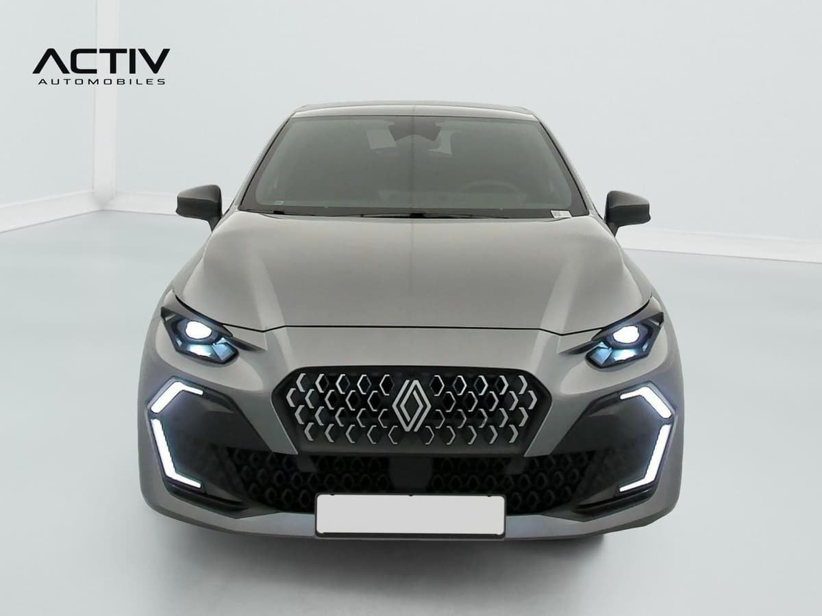 Renault Clio 6 : face avant grise avec projecteurs allumés et signature lumineuse en C