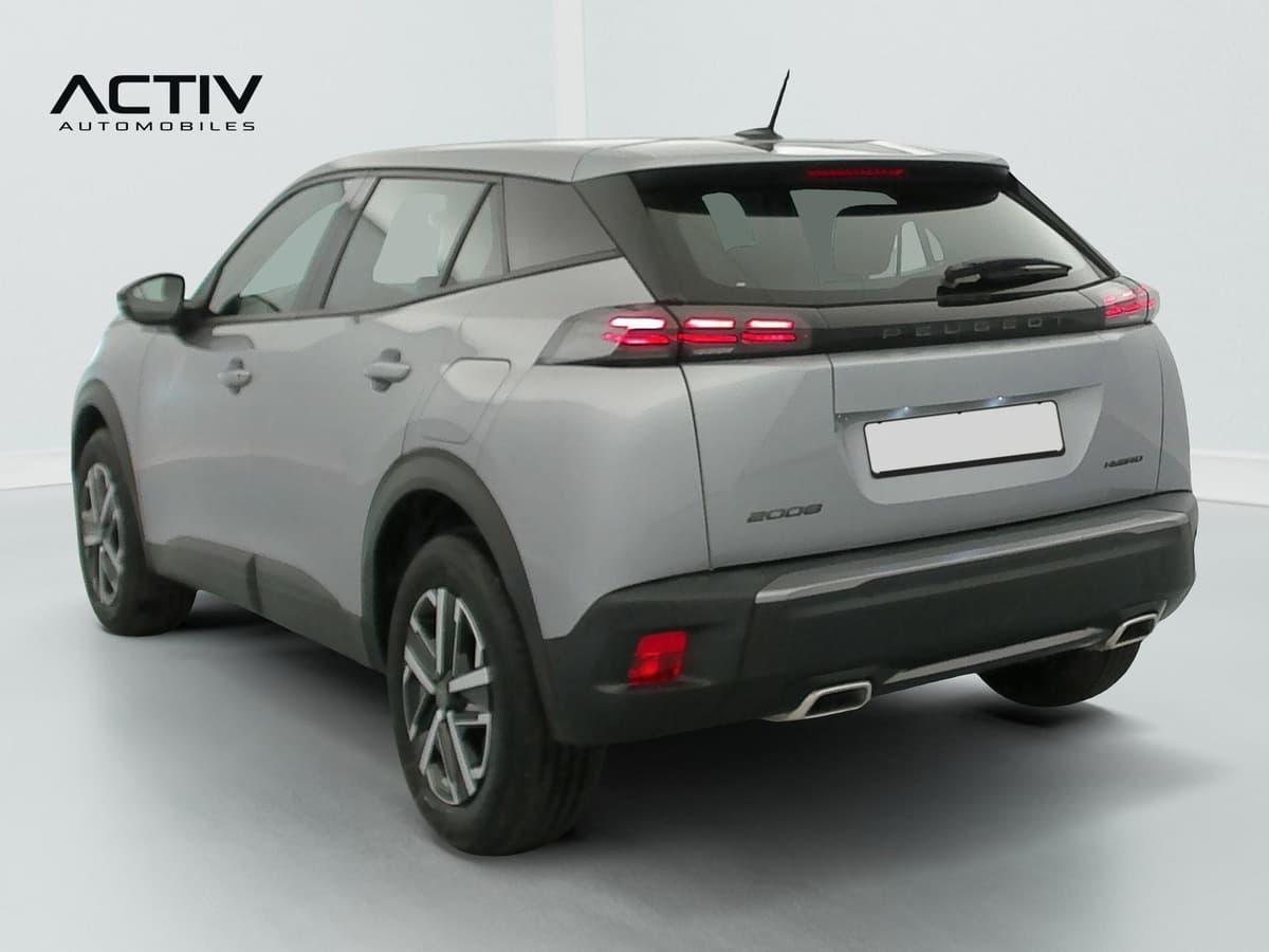 Peugeot 2008 : véhicule gris vu de l'arrière trois quarts gauche avec feux arrière et double sortie d'échappement