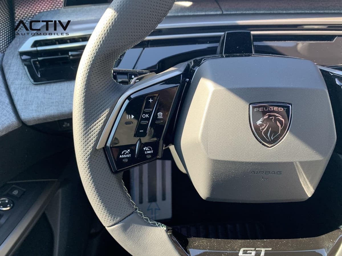 Peugeot 5008 : volant en cuir perforé gris avec commandes intégrées et badge GT