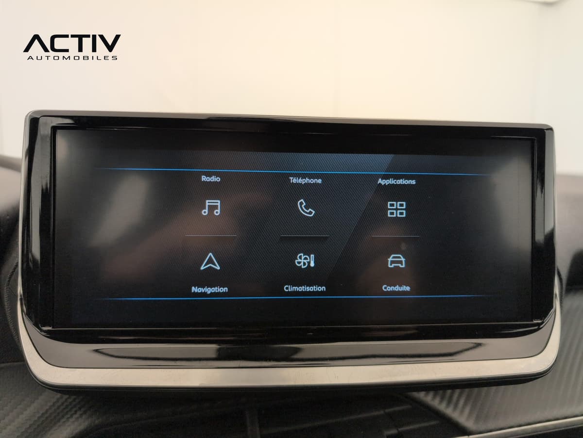 Peugeot 2008 : écran tactile central avec menu radio, téléphone, navigation et climatisation