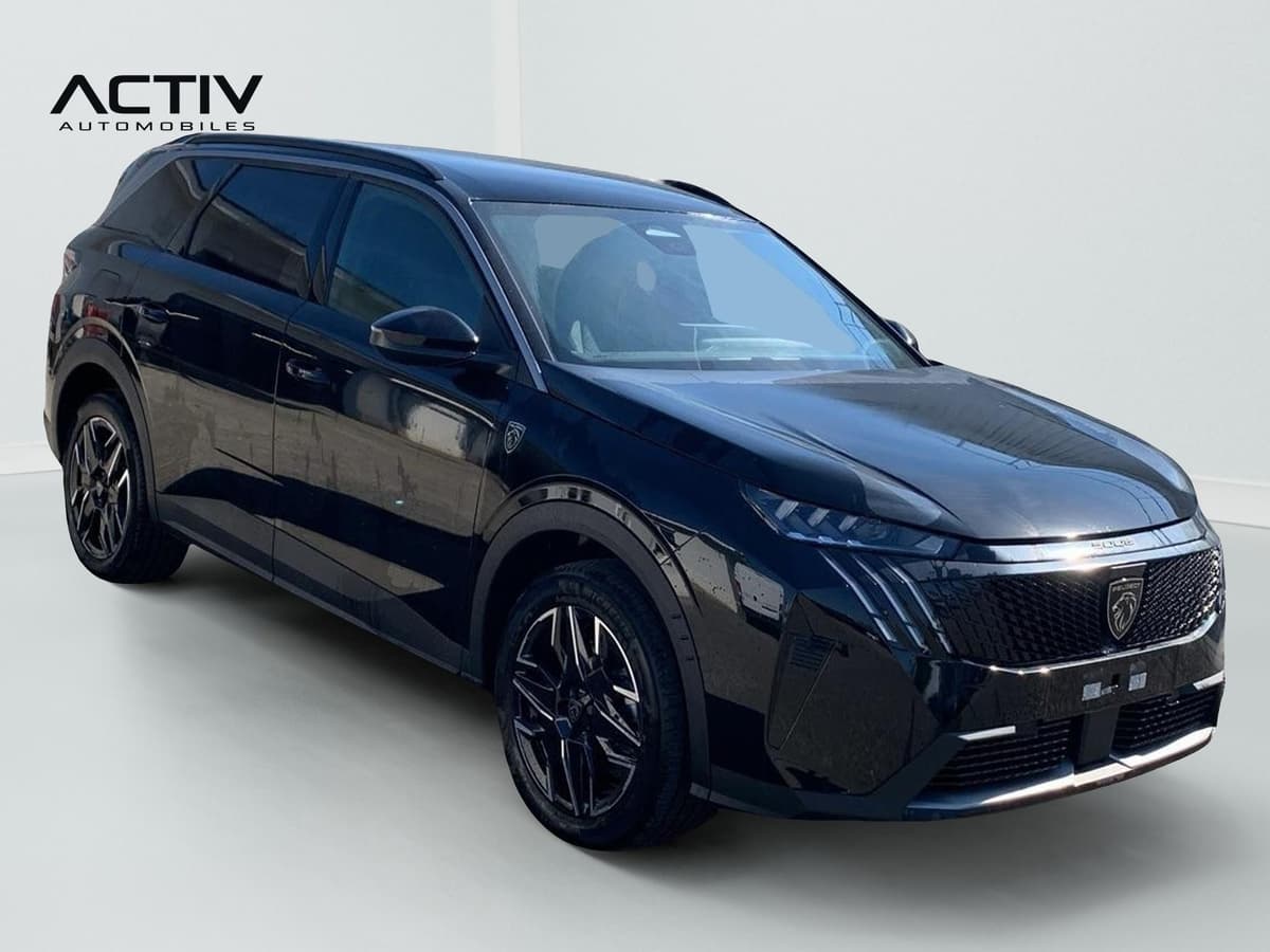 Peugeot 5008 : vue avant trois quarts droit d'un SUV noir avec jantes sombres