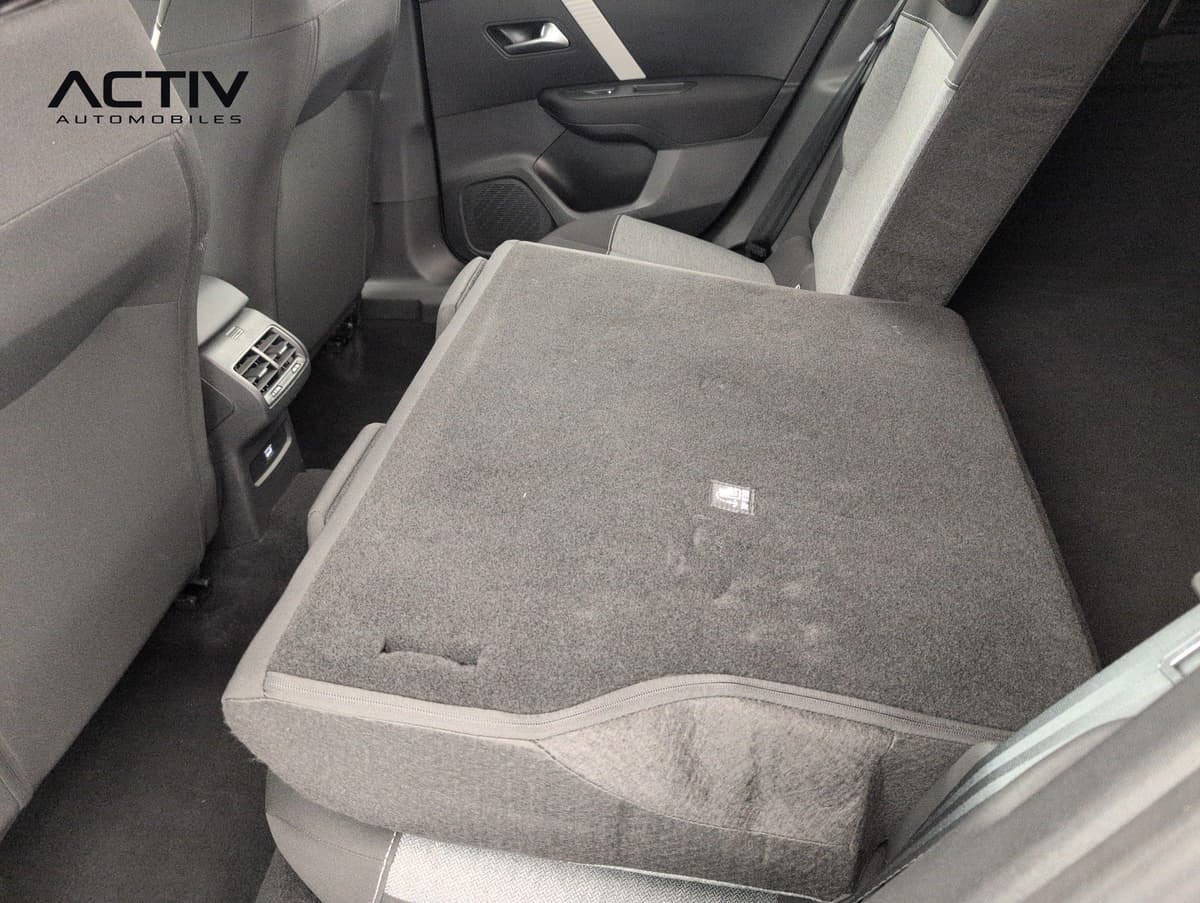 Citroën C4 : dossier de banquette arrière rabattu, recouvert de moquette grise