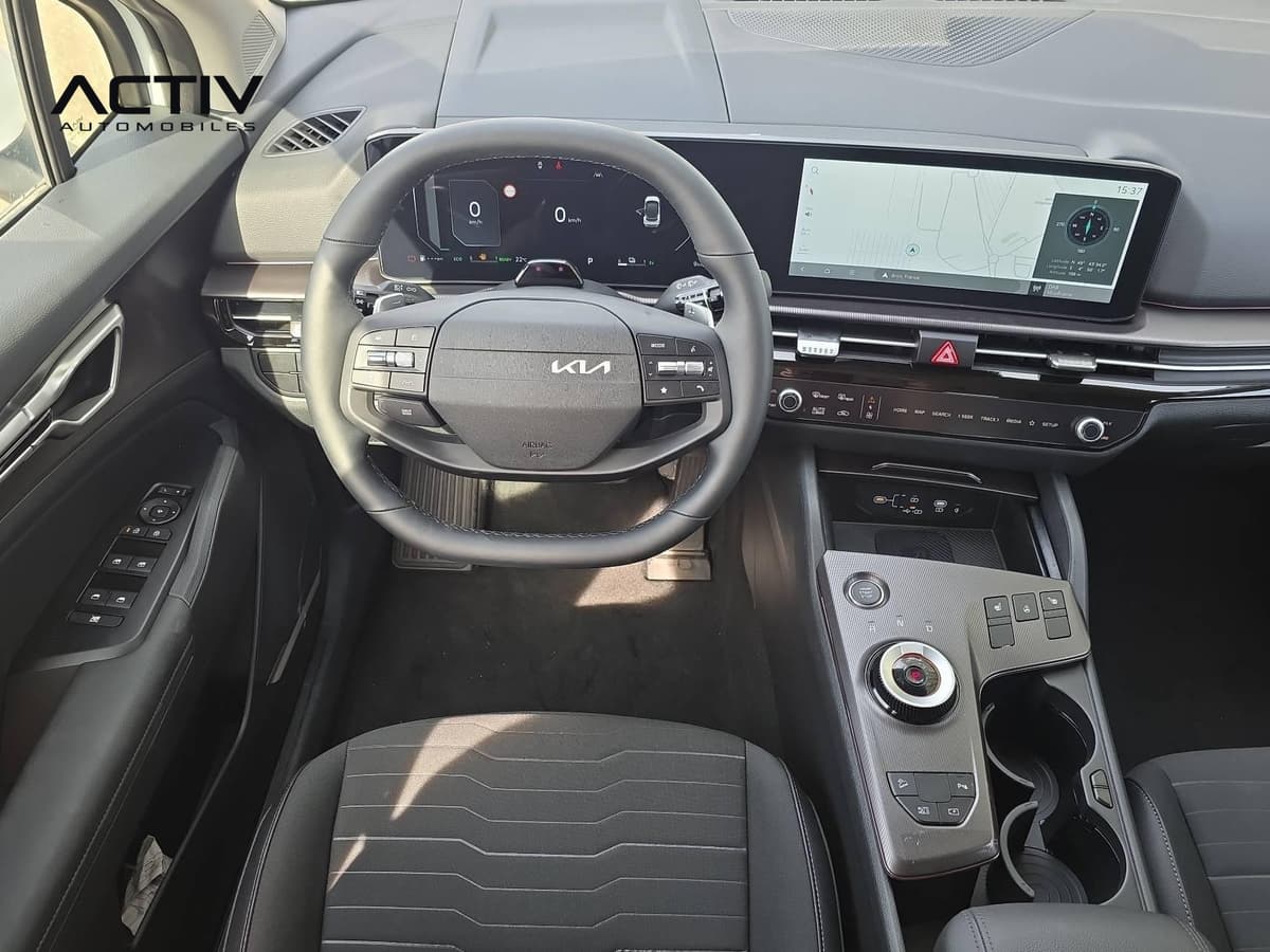 Kia Sportage : poste de conduite avec volant, grand écran tactile et console centrale