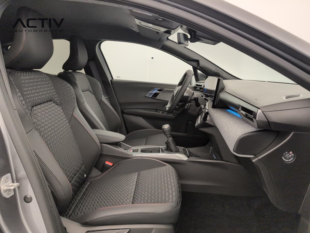 Renault Clio 6 : sièges avant en textile noir à surpiqûres rouges et levier de vitesses manuel