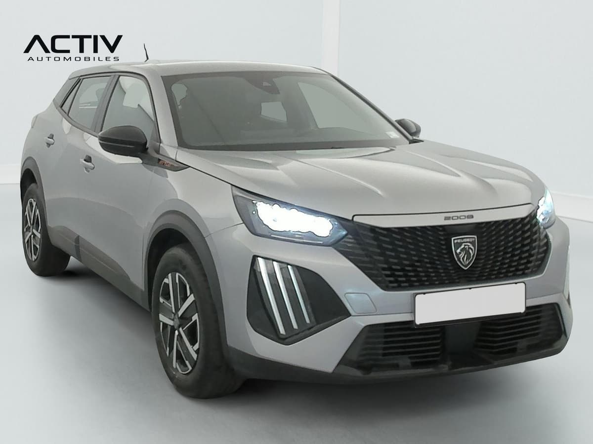 Peugeot 2008 : vue avant trois quarts droit avec calandre noire, projecteurs à LED et jantes