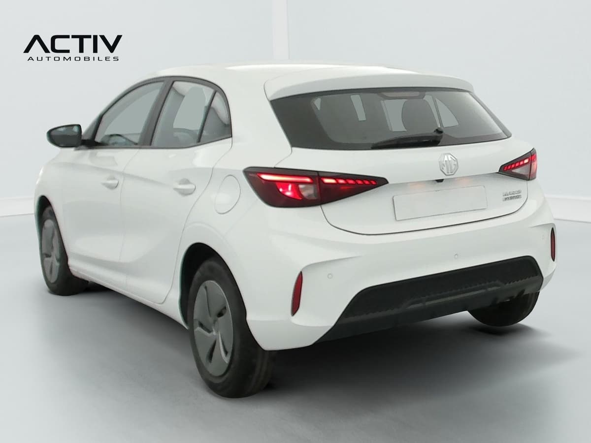 Mg MG3 : vue arrière trois quarts gauche avec feux arrière et jantes acier à enjoliveurs