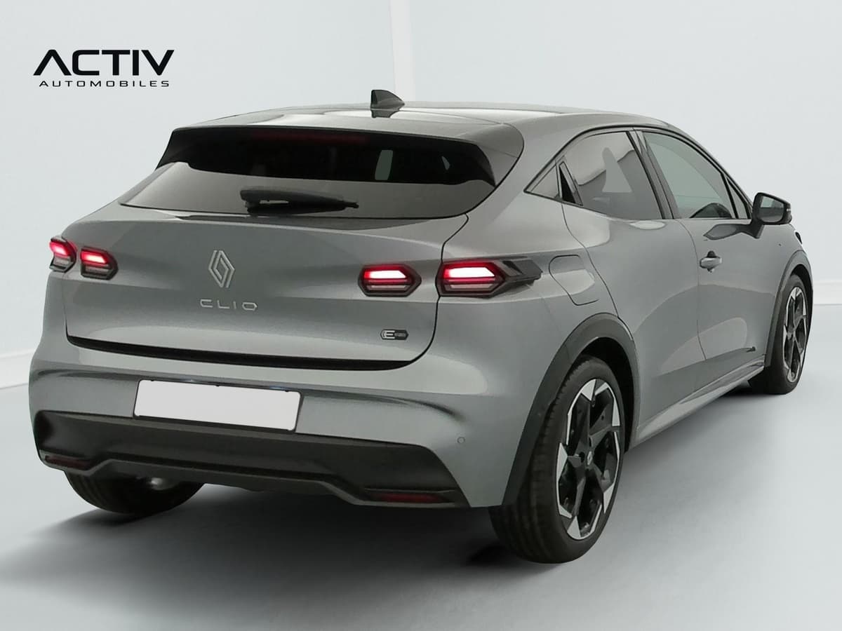 Renault Clio 6 : vue arrière trois quarts droit d'une citadine grise avec feux à LED et jantes bicolores