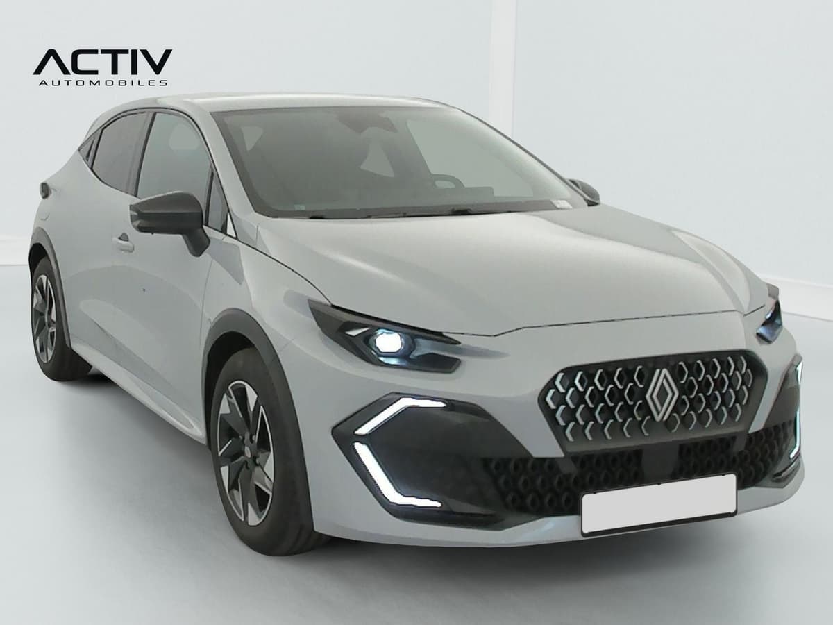 Renault Clio 6 : vue avant trois quarts droit, gris clair, feux LED allumés et jantes bicolores