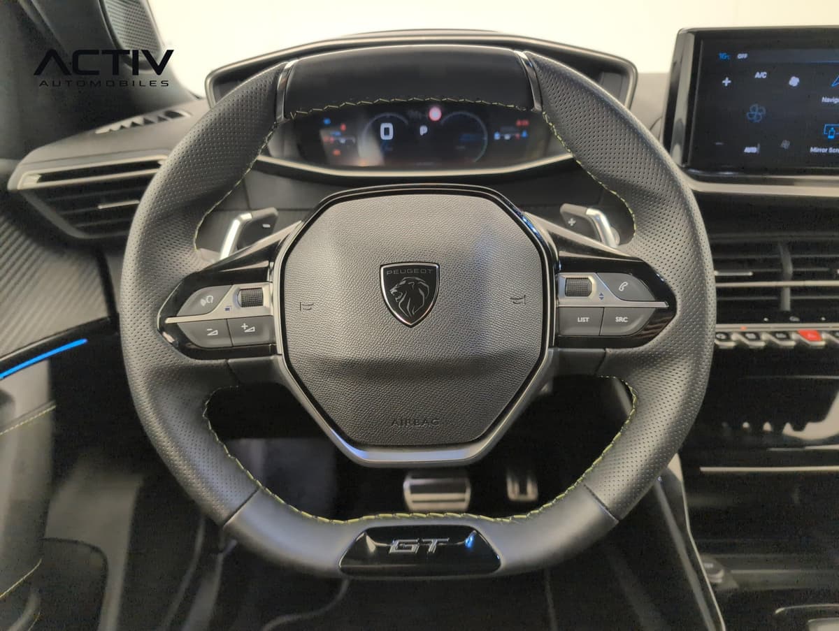 Peugeot 2008 : volant compact en cuir perforé avec commandes intégrées et combiné numérique