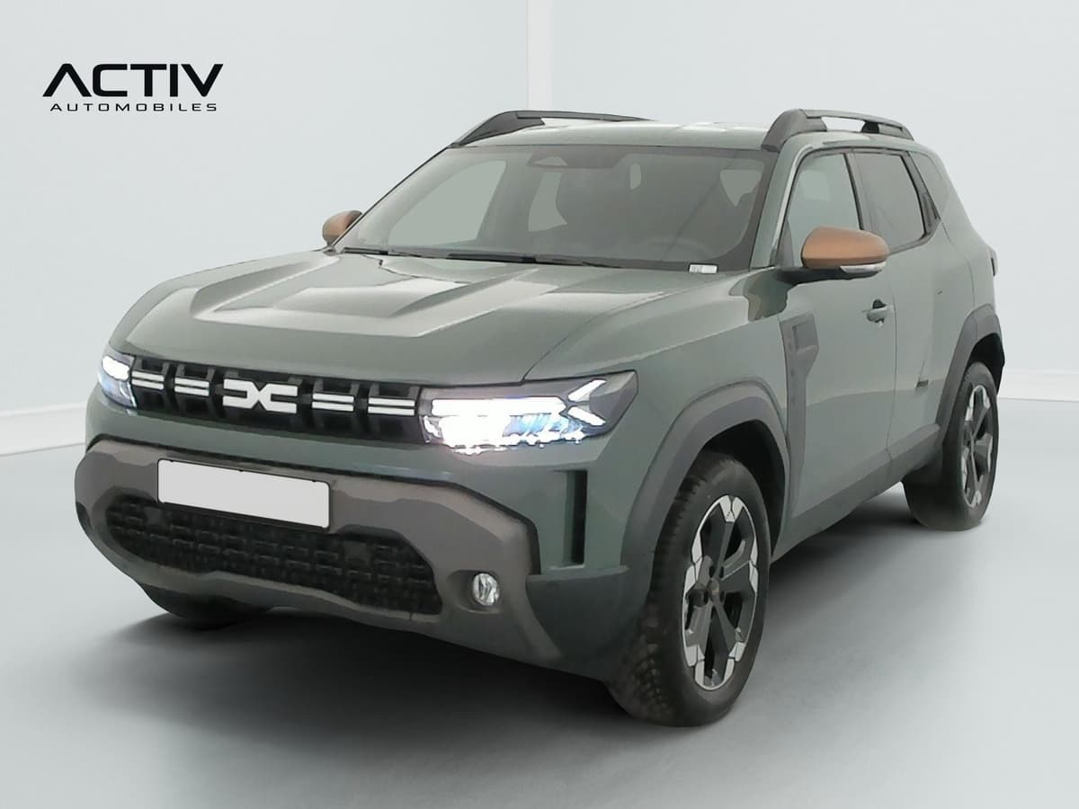 Dacia Duster : SUV kaki vu de trois quarts avant droit, avec barres de toit et rétroviseurs cuivrés
