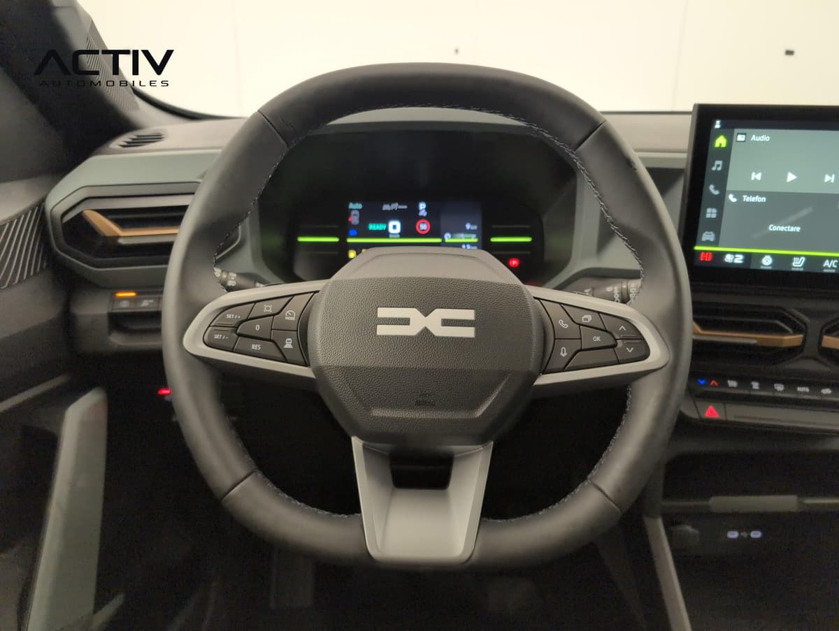 Dacia Duster : volant gainé avec commandes au pouce, devant le combiné numérique