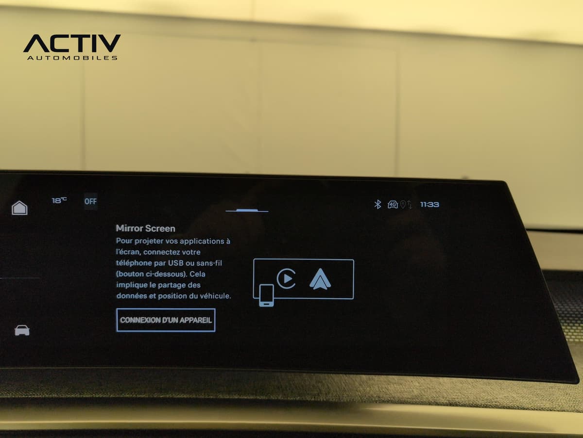 Peugeot 3008 : écran tactile incurvé affichant la page de connexion du téléphone