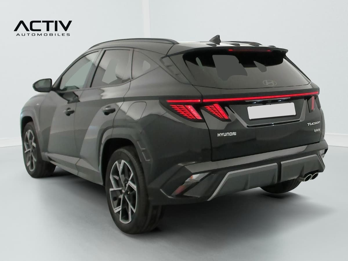 Hyundai Tucson : vue arrière trois quarts gauche avec feux à LED et double sortie d'échappement