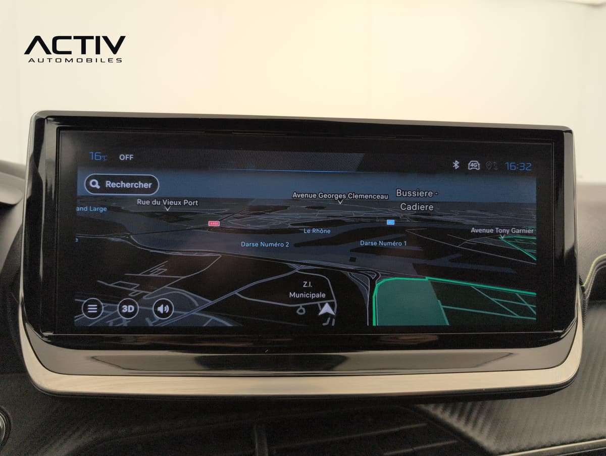 Peugeot 2008 : écran tactile central affichant la navigation cartographique en 3D