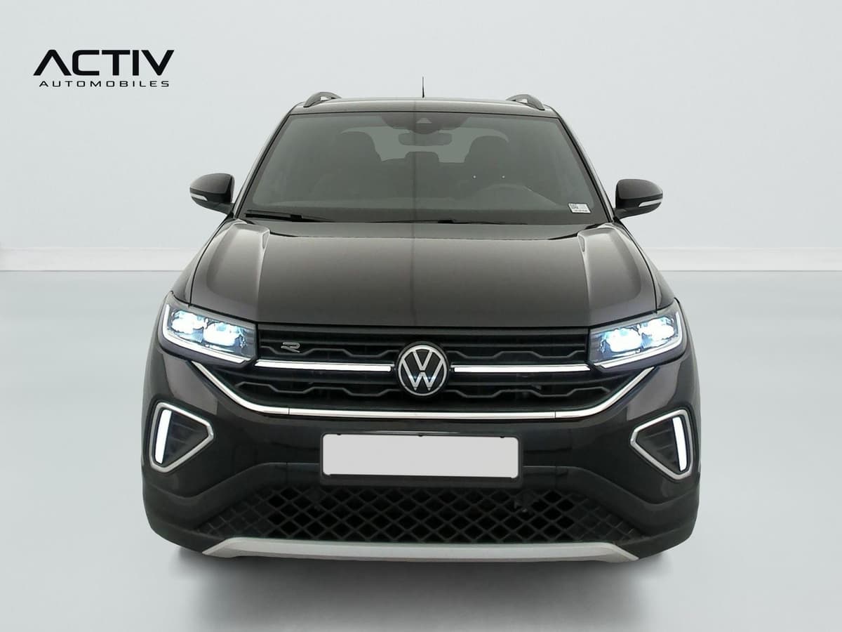 Volkswagen T-cross : face avant noire avec projecteurs LED allumés et calandre à baguettes chromées