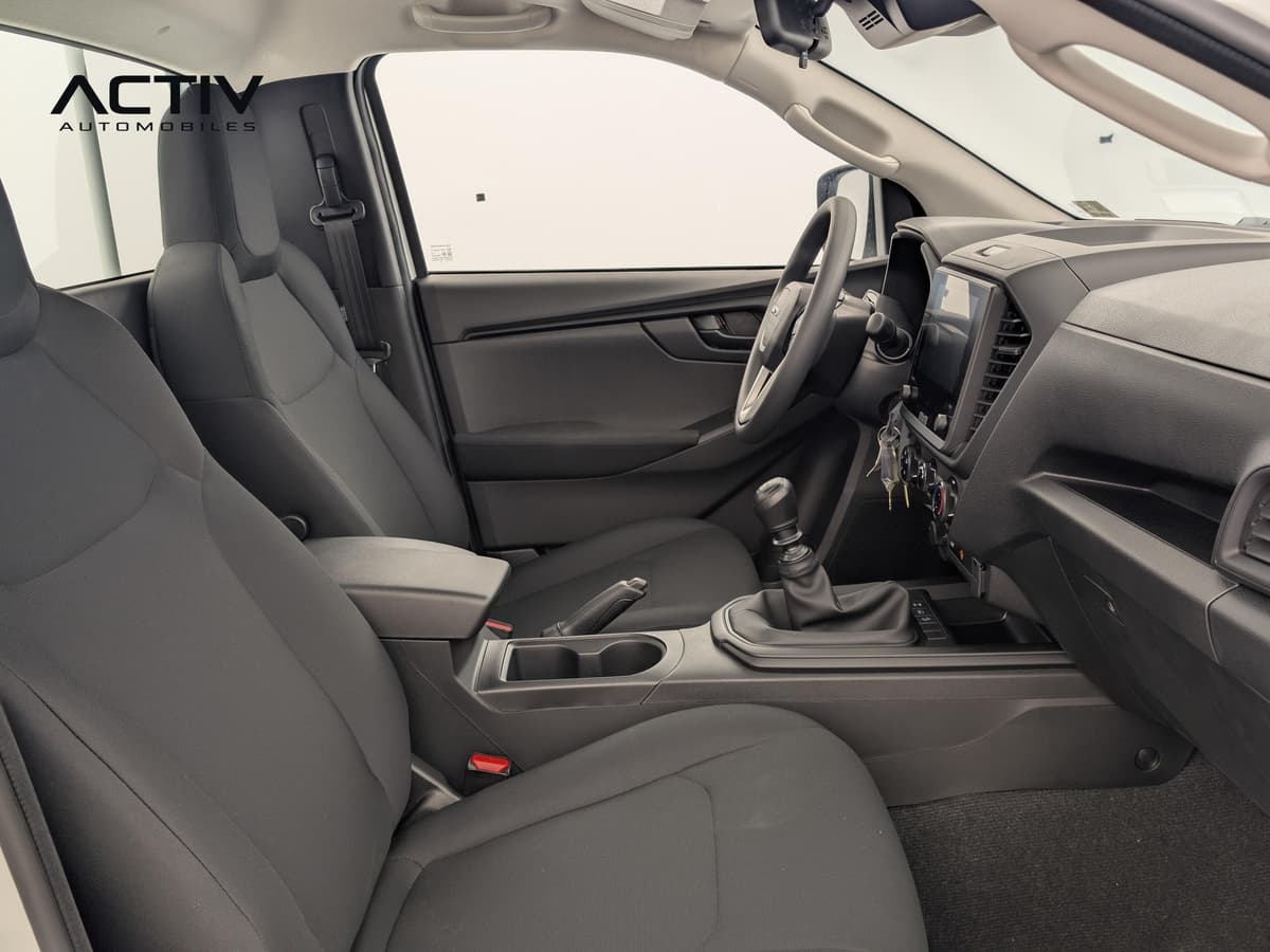 Isuzu D-MAX : sièges avant en tissu gris foncé, console centrale et levier de vitesses manuel