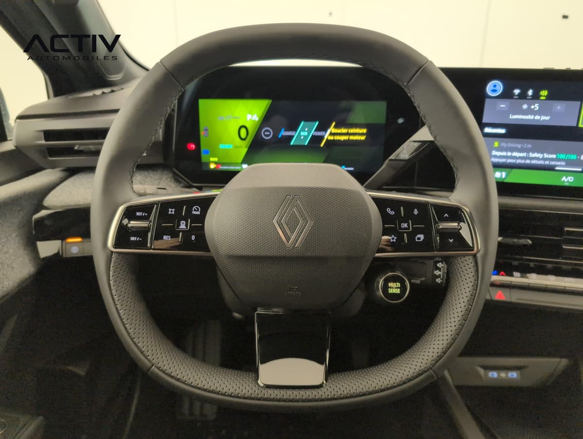 Renault Clio 6 : volant avec commandes au pouce devant l'écran d'instrumentation