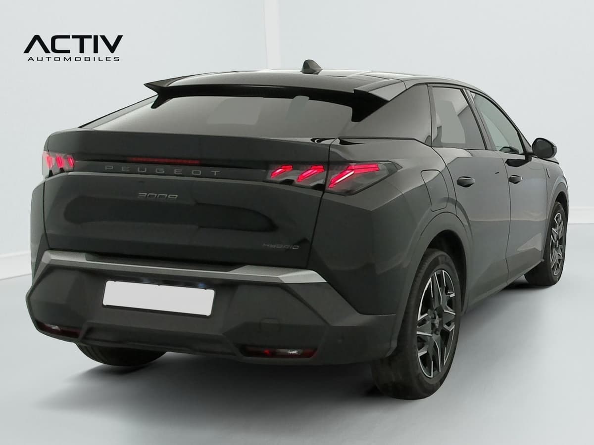 Peugeot 3008 : vue arrière trois quarts droit avec feux à LED, becquet et jantes alliage