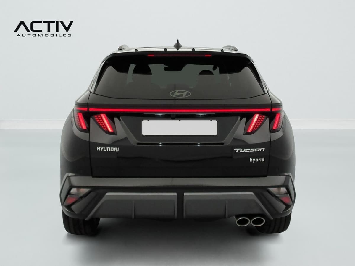 Hyundai Tucson : face arrière noire avec bandeau lumineux, double sortie d'échappement et rails de toit