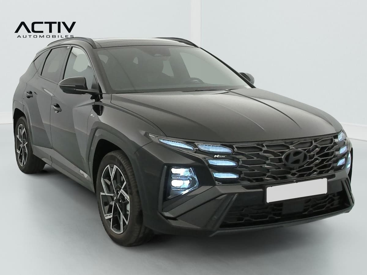 Hyundai Tucson : vue avant trois quarts gauche d'un SUV noir avec jantes alliage et feux allumés