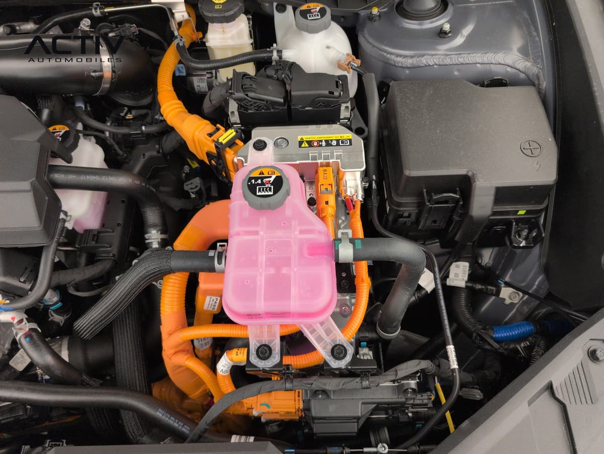 Hyundai Tucson : compartiment moteur avec câbles orange et vase d'expansion rose