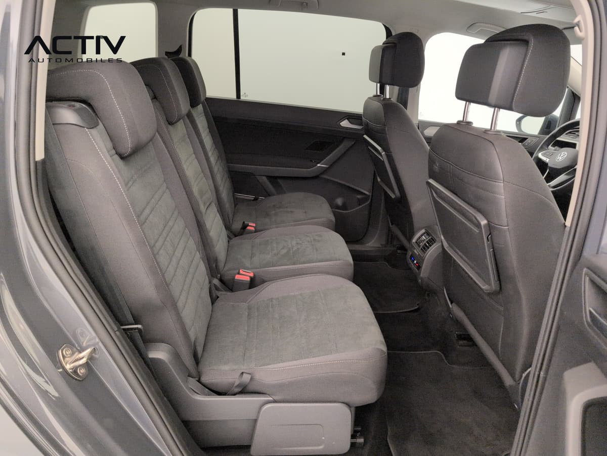 Volkswagen Touran : trois sièges individuels de la deuxième rangée en microfibre gris foncé