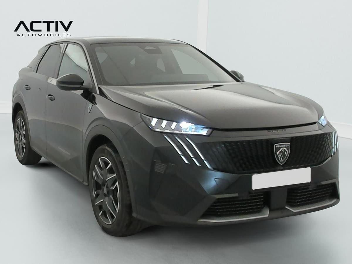 Peugeot 3008 : vue avant trois quarts droit d'un SUV noir avec jantes alliage bicolores