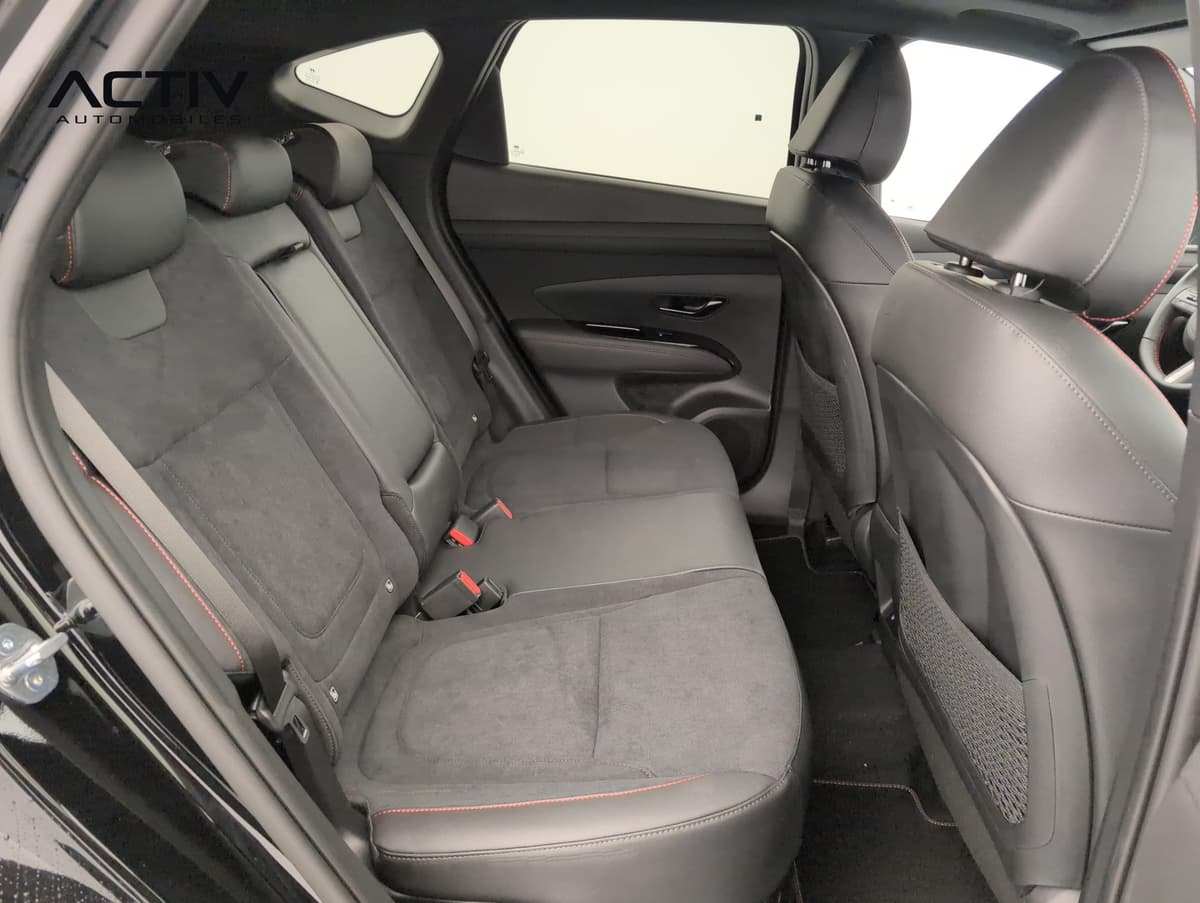 Hyundai Tucson : banquette arrière noire avec surpiqûres rouges vue par la portière ouverte